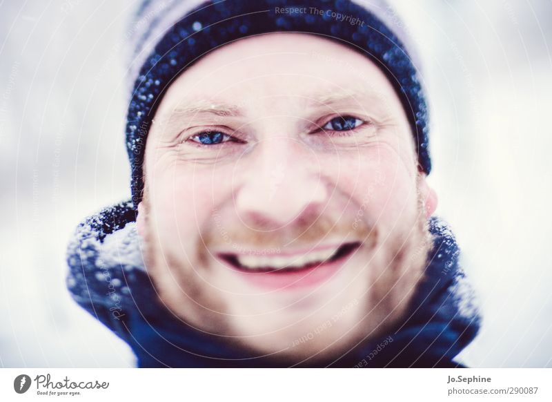 Winterfreude Lifestyle Freude Schnee Mensch maskulin Mann Erwachsene Kopf 1 30-45 Jahre Lächeln lachen authentisch Fröhlichkeit Glück positiv blau Zufriedenheit