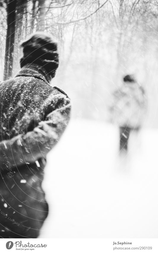 cold Winter Schneefall Schneesturm Wetter Mensch Jahreszeiten Spaziergang Wald Mantel Mütze gehen laufen kalt lensbaby Schwarzweißfoto Außenaufnahme Tag