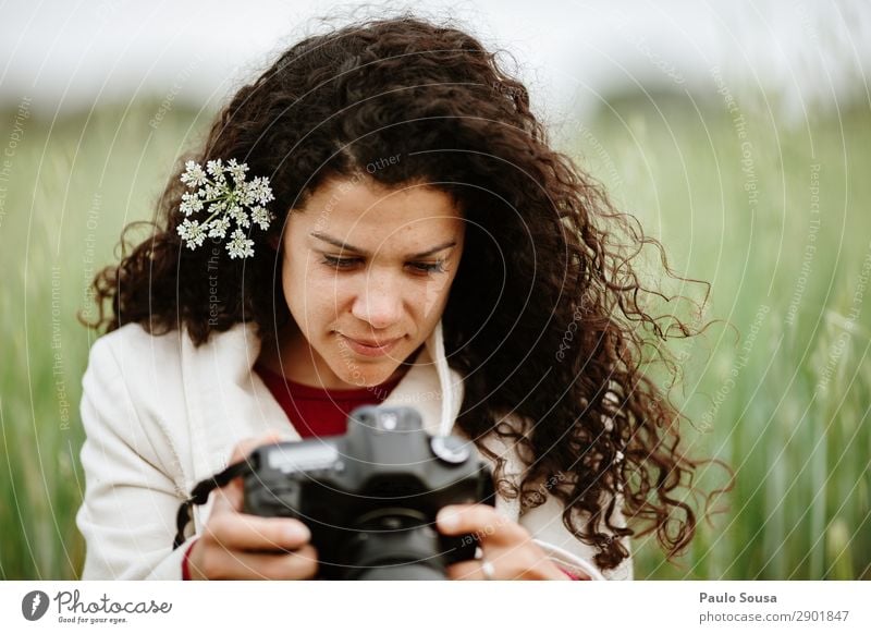 Mädchen schaut auf die Kamera Lifestyle Ferien & Urlaub & Reisen Tourismus Ausflug Fotograf Fotokamera Mensch feminin Junge Frau Jugendliche Erwachsene 1