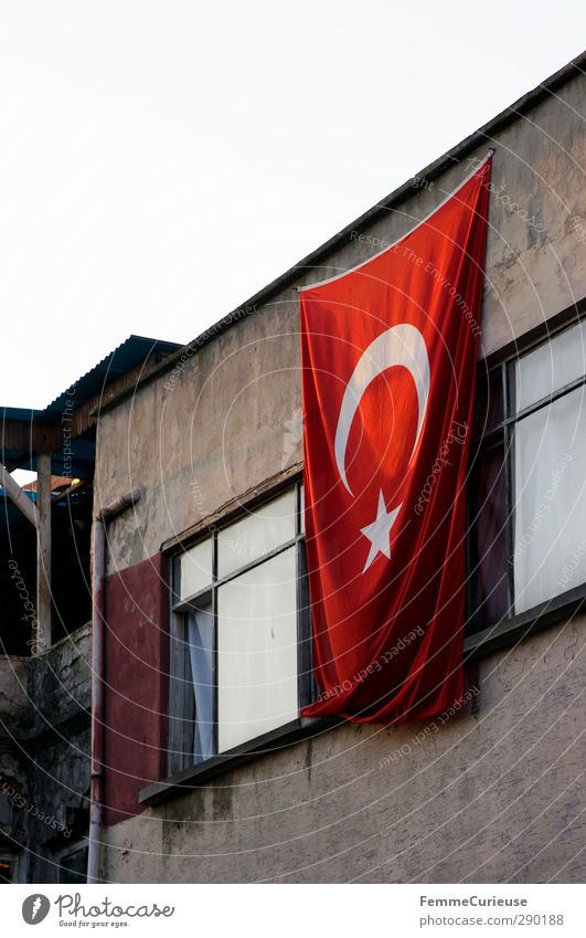 Türkei. Stadt Hafenstadt Einsamkeit Fahne Sonnenuntergang Wohnhochhaus Gardine weiß wehen Flachdach offen Fenster aufhängen Häuserzeile einheimisch Istanbul