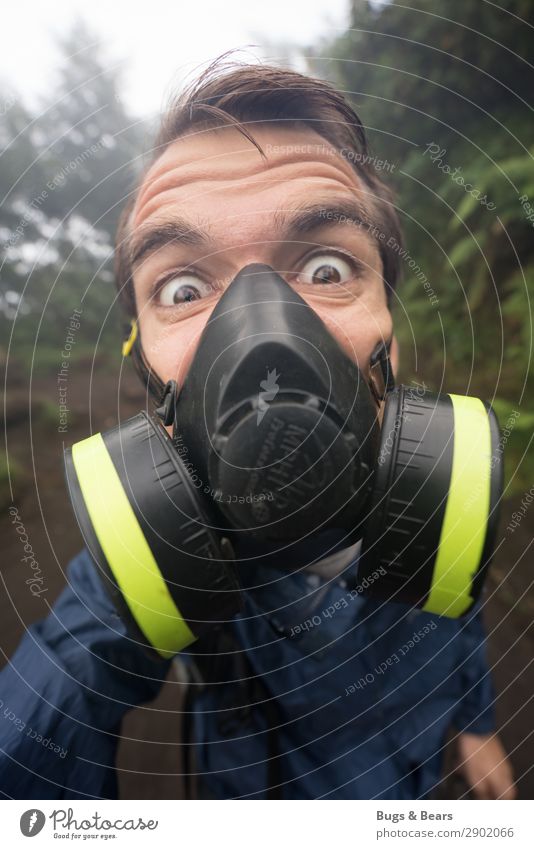 Gasmaske maskulin Junger Mann Jugendliche Gesicht Aggression Umwelt Umweltverschmutzung Luftverschmutzung atmen Atemschutzmaske Maske Blick in die Kamera Schutz