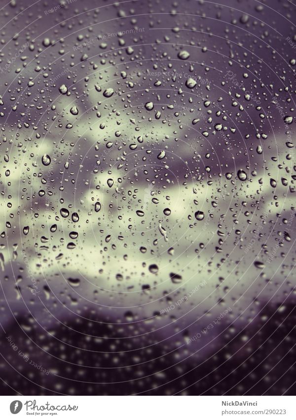 Rainy days Glas Tropfen bedrohlich dunkel nass trist Umwelt Regenwasser Wassertropfen Wolken Wolkenhimmel Sonnenlicht feucht Makroaufnahme