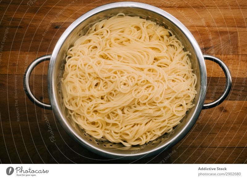 Vorbereitete Nudeln im Topf Spätzle Spaghetti kochen & garen Vorbereitung frisch silber Holzplatte Lebensmittel Mahlzeit Essen zubereiten Tradition Küche