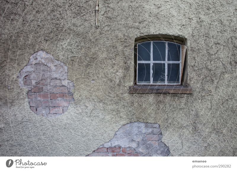 runtergeputzt Dorf Haus Einfamilienhaus Hütte Bauwerk Gebäude Mauer Wand Fassade Fenster Stein Glas alt hässlich trist grau Senior nackt Backstein abgeplatzt