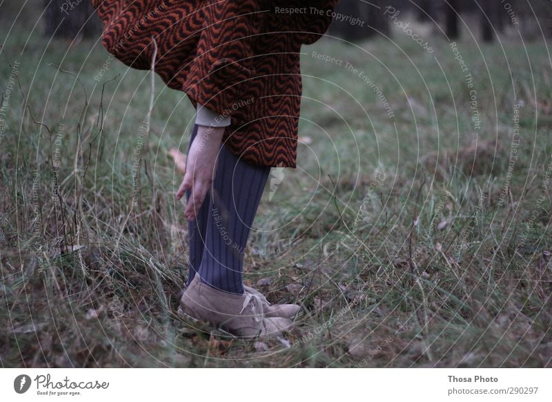 Durch den Wald feminin Junge Frau Jugendliche Natur Bewegung gehen hocken zwicken Schuhe Mantel Strumpfhose grau Hand fuß Beine Farbfoto Außenaufnahme Unschärfe