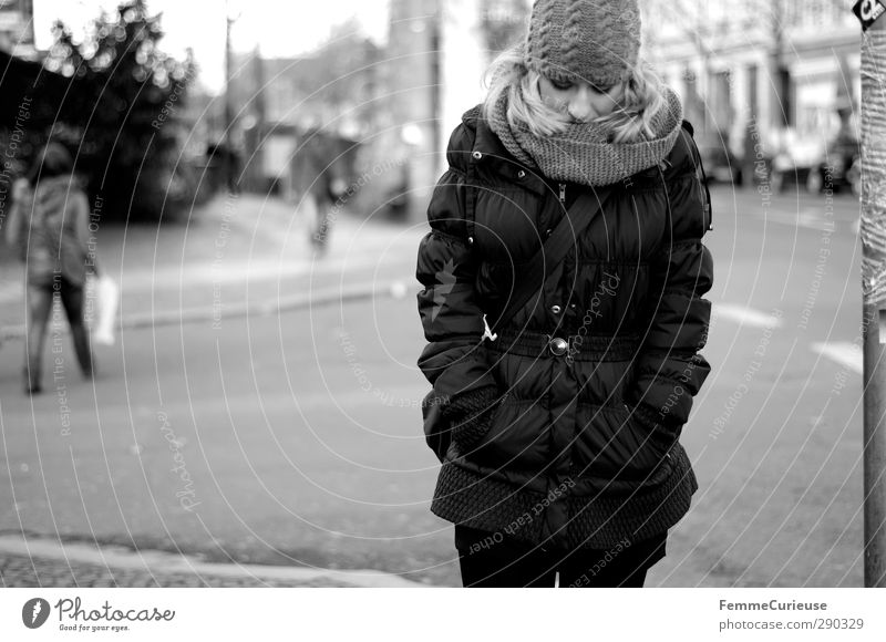 Walking down the street. feminin Junge Frau Jugendliche Erwachsene 1 Mensch 18-30 Jahre Stadt Straße Fußgänger Spaziergang laufen Mantel Daunen Steppmantel