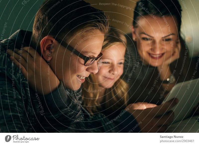 Mutter und ihre Kinder mit digitalem Tablett. Tablet Computer Lächeln Spielen Mädchen Junge Familie & Verwandtschaft Bildung klein Tochter Sohn Zusammensein