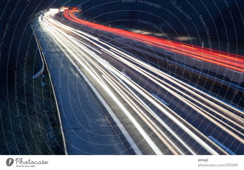 Jahre vergingen Verkehr Verkehrsmittel Verkehrswege Straßenverkehr Autofahren Autobahn dunkel schwarz Farbfoto Außenaufnahme Menschenleer Nacht Kunstlicht