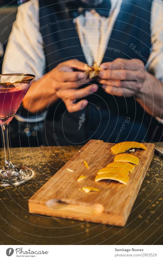 Barmann macht Cocktail im Nachtclub. Hinzufügen Alkohol Barkeeper Getränk Flasche Business Club kochen & garen Theke geschnitten trinken elegant gutaussehend