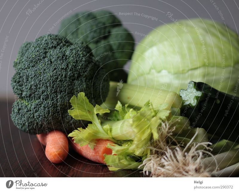 Kampf den Festtagskilos... Lebensmittel Gemüse Weißkohl Brokkoli Sellerie Möhre Lauchgemüse Zucchini Ernährung Mittagessen Vegetarische Ernährung Diät liegen