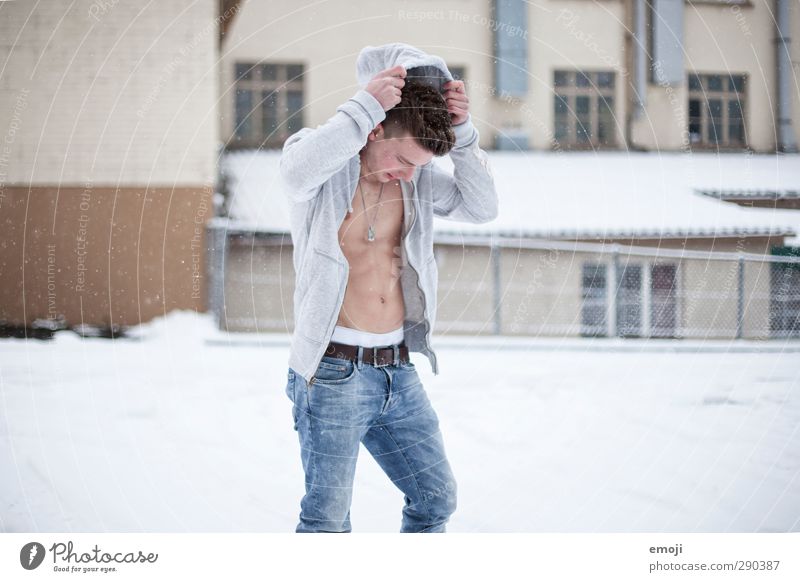 Liebesweis maskulin Junger Mann Jugendliche 1 Mensch 18-30 Jahre Erwachsene Mode Jeanshose trendy kalt Schnee Winter Farbfoto Gedeckte Farben Außenaufnahme Tag