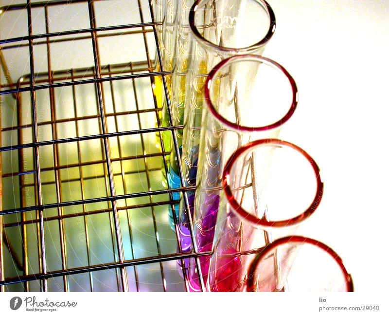 ringelchen Reagenzglas Experiment Wissenschaften Labor regenbogenfarben mehrfarbig Gitter ph-Werte Chemie Versuch Glas