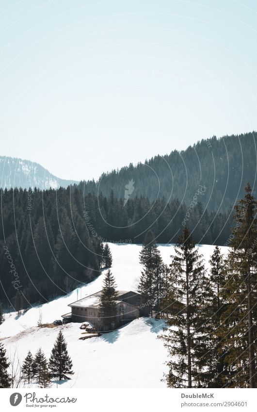 Hütte versteckt im Schnee in den Bergen Ausflug Ferne Freiheit Berge u. Gebirge wandern Natur Landschaft Luft Himmel Wolkenloser Himmel Schönes Wetter Alpen
