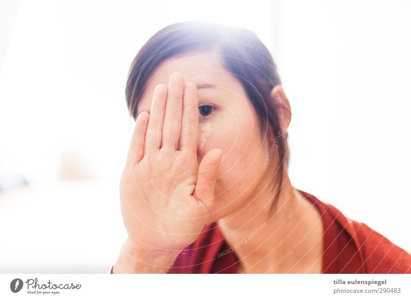 nein. heute bitte keine fotos. feminin Frau Erwachsene 1 Mensch 30-45 Jahre Blick Hemmung verstecken unerkannt bedecken Hand Gesicht Auge Lichteinfall hell weiß
