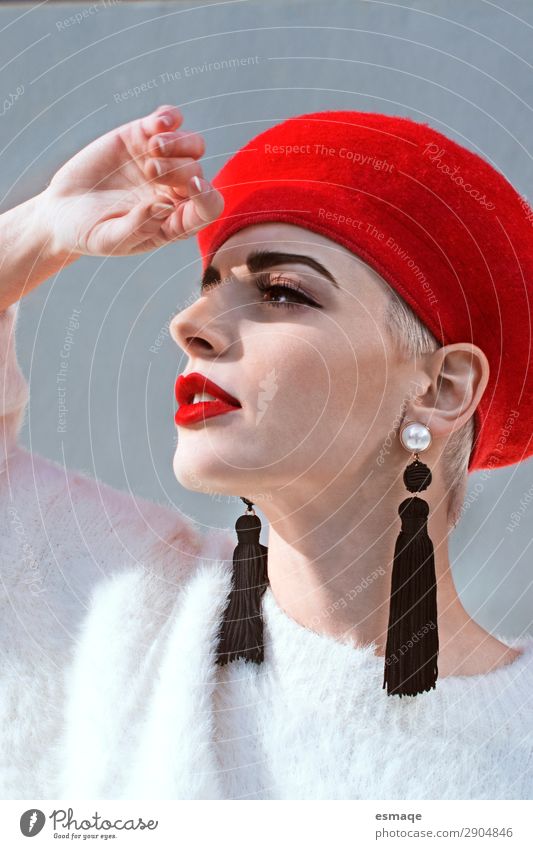 Modeportrait Frau mit Accessoires Lifestyle Stil Design Valentinstag feminin Junge Frau Jugendliche Gesicht 1 Mensch Bekleidung Schmuck Ohrringe Mütze Helm