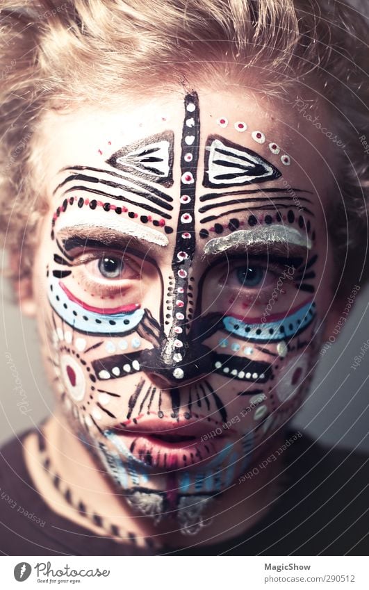 Kriegsbemalung Mann Erwachsene Gesicht Auge schön Gesichtsbemalung Schminke Ausdruck malen Farbenspiel Acryl Afrika Maori Körpermalerei bemalt Punkt Linie