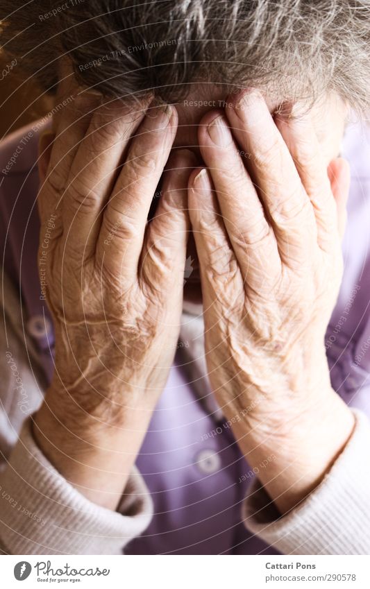 alte und neue Sorgen feminin Weiblicher Senior Frau Großeltern Großmutter Leben 1 Mensch 60 und älter berühren festhalten Traurigkeit weinen Hand verstecken