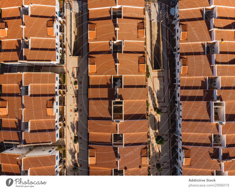 Orangefarbene Dächer der modernen Stadt von oben Drohnenansicht abgelegen Fluggerät Gran Canaria agaete Spanien malerisch Außenseite Reihen Großstadt
