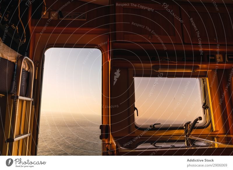 Retro-Wohnmobil und malerischer Blick auf das Meer Sonnenuntergang Berge u. Gebirge Teide Teneriffa Kanaren Spanien retro Aussicht Meereslandschaft erstaunlich