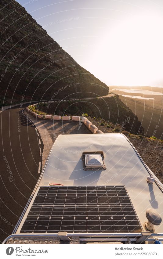 Wohnmobil auf der Bergstraße und malerischer Blick ins Tal Straße Berge u. Gebirge Teide Teneriffa Kanaren Spanien Asphalt Wege & Pfade geparkt Aussicht