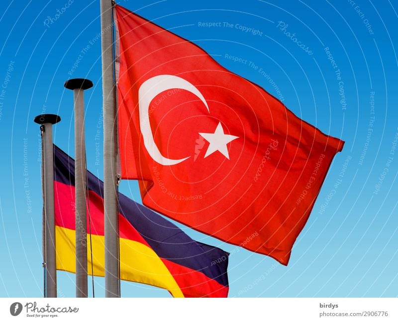 Deutsche und türkische Flaggen wehen gemeinsam im Wind Deutschland Türkei Politik & Staat Gesellschaft (Soziologie) Türkeifahne Deutschlandfahne