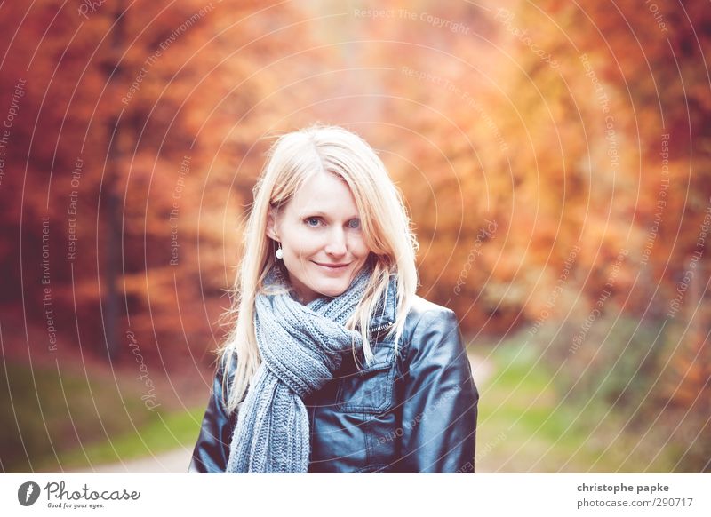 herbstlich(t) elegant Junge Frau Jugendliche Erwachsene 1 Mensch 18-30 Jahre 30-45 Jahre Herbst Wald Schal blond Lächeln schön Umwelt Herbstlaub Herbstwald