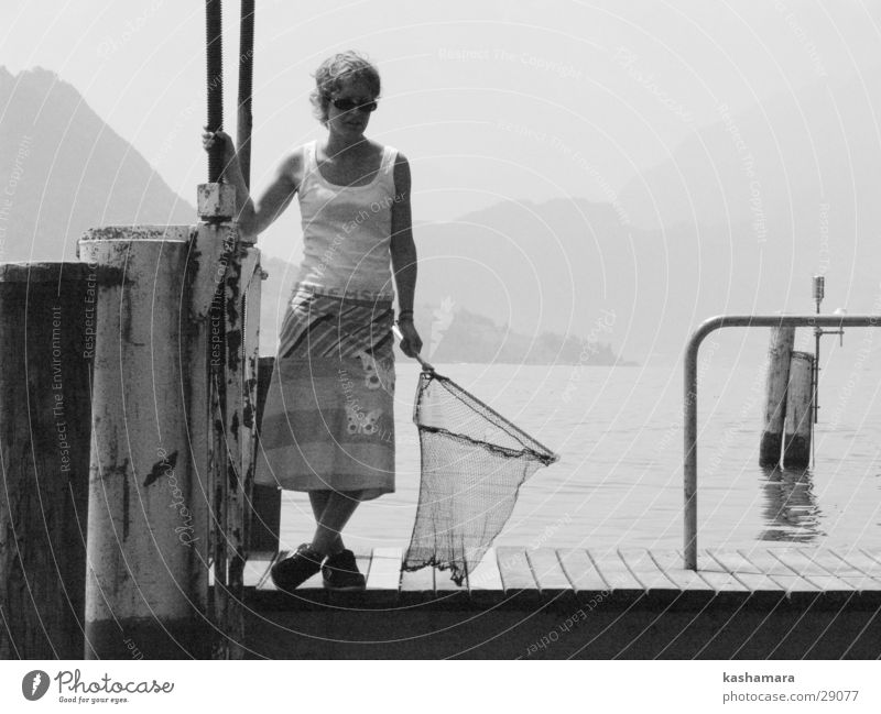 wo bleibt der Fisch? Angeln Mensch feminin Junge Frau Jugendliche 1 Wasser See Vierwaldstätter See Schweiz warten schwarz weiß Schwarzweißfoto Außenaufnahme