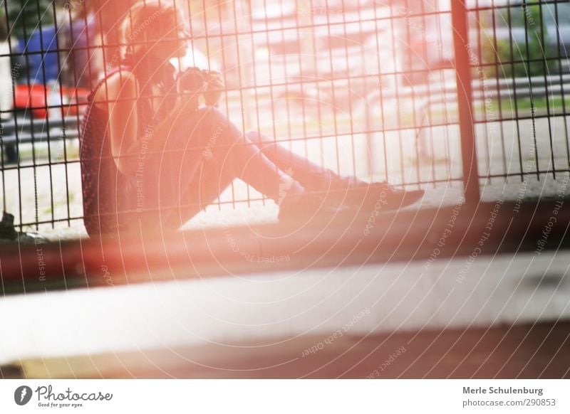 Ein bisschen einsam Merle Schulenburg Einsamkeit Licht Reflexion & Spiegelung Zaun Körperhaltung Mädchen Frau Zopf Fotokamera Canon Spiegelbild Denken