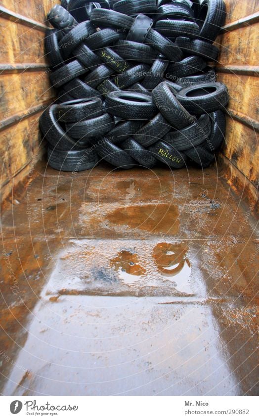 abgefahrn Container Umweltverschmutzung Umweltschutz Autoreifen Reifenprofil Gummi Gummireifen Handel leer halbvoll Stapel durcheinander schwarz Werkstatt