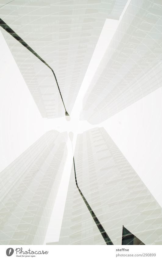 X | Die vertikale Erschaffung Adams Chicago USA Hochhaus Stadt Michelangelo Laterne Laternenpfahl Doppelbelichtung Schwarzweißfoto Experiment Froschperspektive