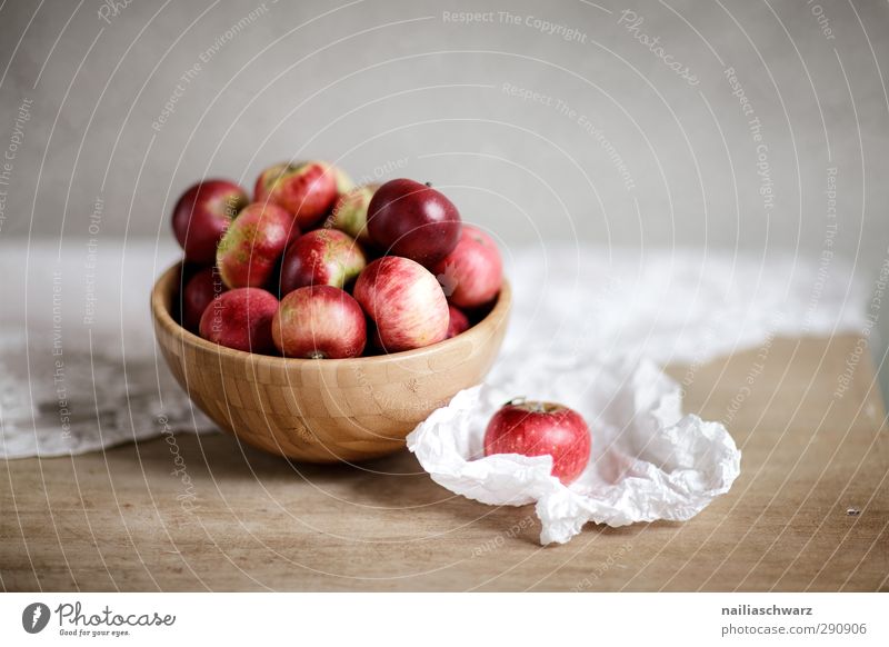 Stilleben mit Äpfeln Lebensmittel Frucht Apfel Ernährung Bioprodukte Diät Schalen & Schüsseln Holzschale Tisch Papier Tischwäsche Essen Duft frisch Gesundheit