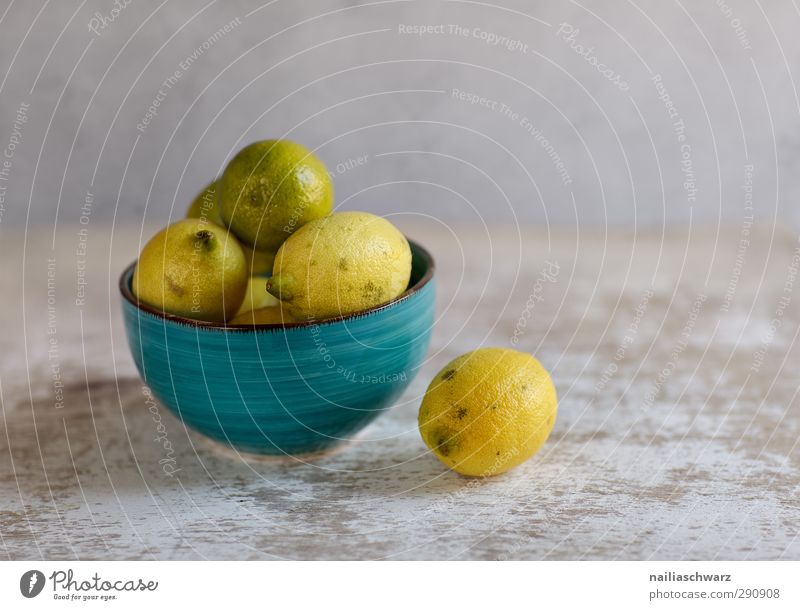 Stilleben mit Zitronen Lebensmittel Frucht Limone Ernährung Bioprodukte Vegetarische Ernährung Schalen & Schüsseln keramikschale einfach frisch lecker sauer