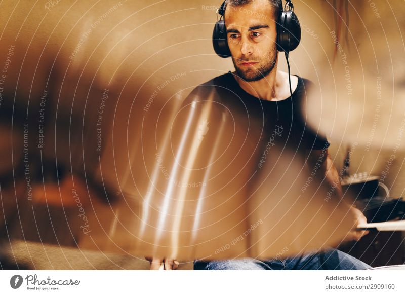 Mann mit Kopfhörern spielt am Schlagzeug Trommel Spielen positiv gutaussehend Studioaufnahme Musik professionell Jugendliche Schlagzeuger Gerät Rhythmus Klang
