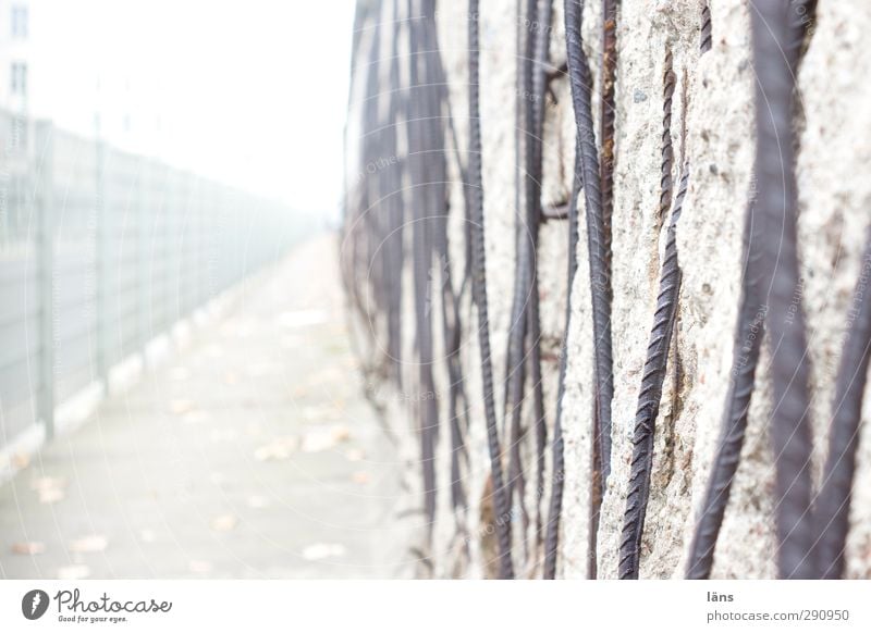 Grenzbereich Berliner Mauer Wand Denkmal Beton Metall historisch grau Grenze Kalter Krieg Zaun Verfall Farbfoto Menschenleer Tag Unschärfe