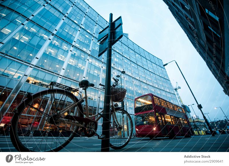 Fahrrad und Bus auf der Stadtstraße Doppeldecker Straße Großstadt Reisebus Außenseite London England geparkt Wegweiser Gebäude erleuchten Abend Menschenleer