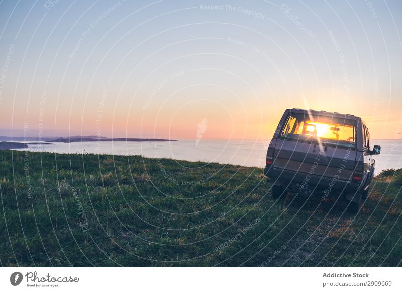 Auto am Meer bei Sonnenuntergang PKW Küste Himmel Abend Gras Ferien & Urlaub & Reisen Kantabrien Spanien Wasser Ausflug geparkt Fahrzeug Dämmerung