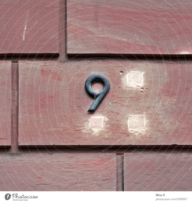 9 Zeichen Schriftzeichen Schilder & Markierungen alt Ziffern & Zahlen Hausnummer Wand Mauer Steinplatten Loch Farbfoto