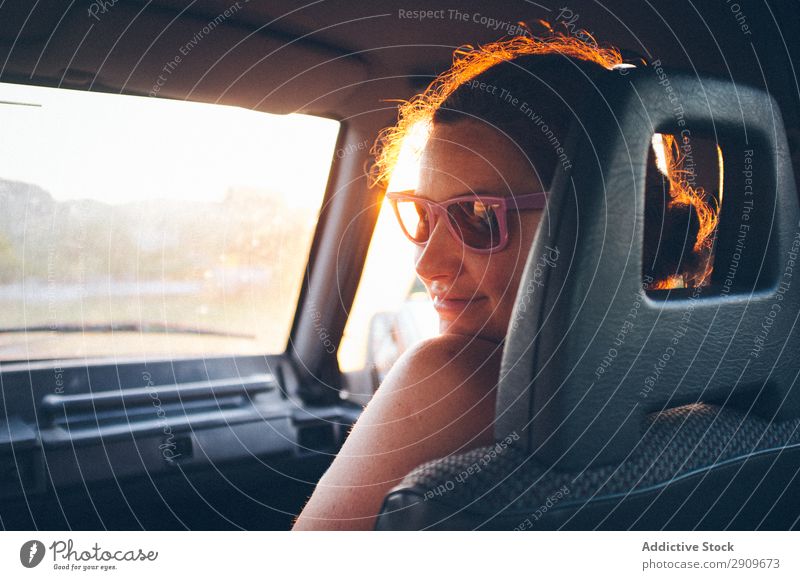 Junge Frau im Auto unterwegs PKW Ferien & Urlaub & Reisen Passagier Sitz Ausflug Straße Kantabrien Spanien Jugendliche Lifestyle Freizeit & Hobby ruhen Erholung