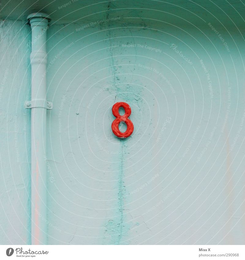 8 Zeichen Schriftzeichen Schilder & Markierungen rot hell-blau Hausnummer Wand Mauer Rohrleitung Farbfoto mehrfarbig Außenaufnahme Menschenleer