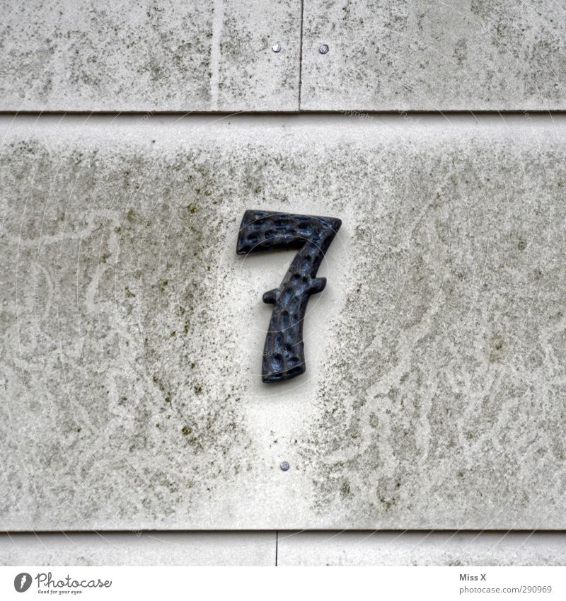 7 Zeichen Schriftzeichen Schilder & Markierungen alt dreckig grau Haus Hausnummer Wand Farbfoto Gedeckte Farben Außenaufnahme Nahaufnahme Menschenleer