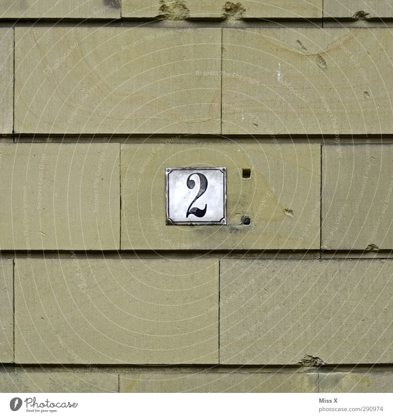 2 Zeichen Schriftzeichen alt Hausnummer Steinmauer Wand Schilder & Markierungen Loch Farbfoto Außenaufnahme Nahaufnahme Menschenleer Textfreiraum links