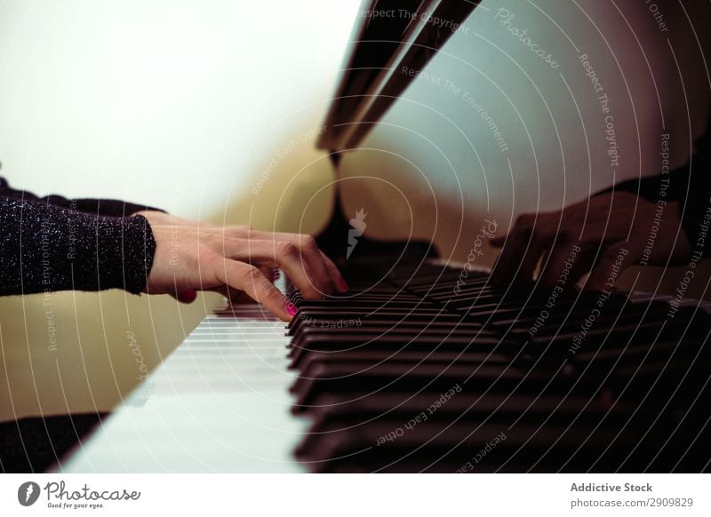 Überkopfansicht des Pianisten beim Klavierspielen zu Hause herumfuchteln Spielen Musik Geiger Orchester Instrument Klassik Musiker Hand Musical Mensch Schnur
