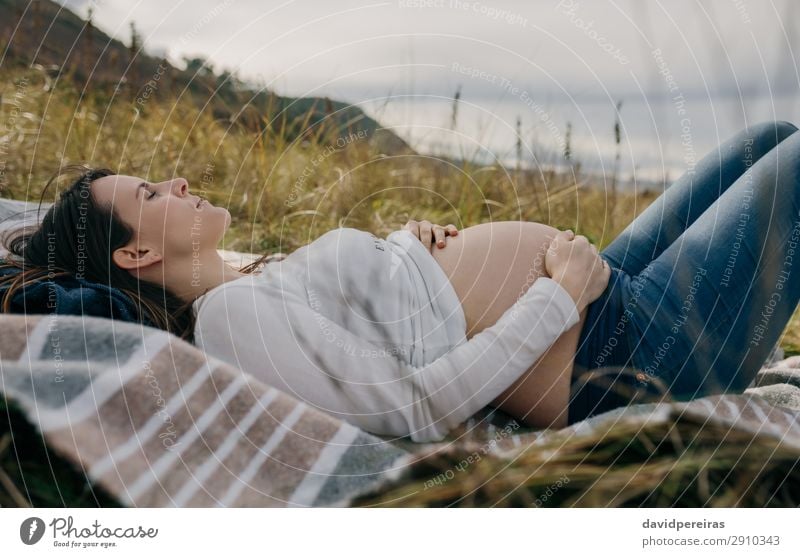 Schwangere Frau Die Ihren Bauch Streichelt Und Schläft Ein Lizenzfreies Stock Foto Von Photocase 