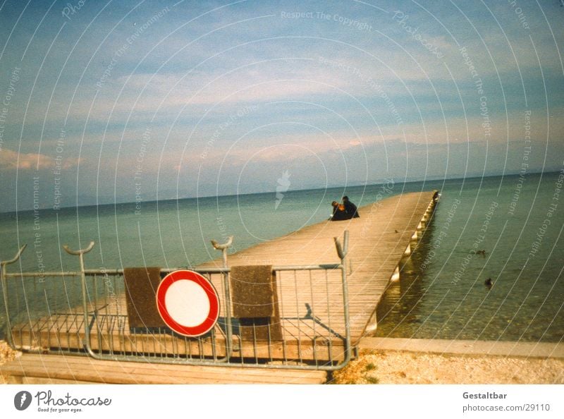 Verboten! See Gardasee Strand Steg Holz Zaun ruhig Einsamkeit Italien kalt gestaltbar Europa Wasser sitzen Mensch Graffiti Himmel
