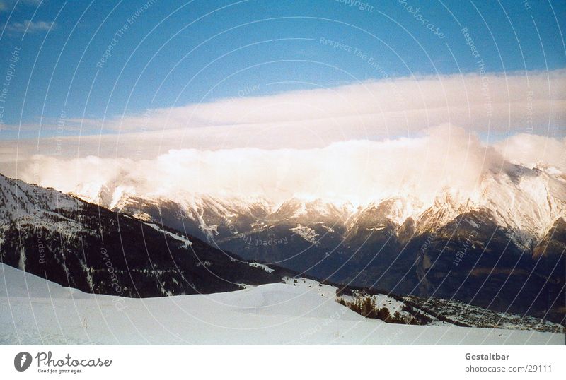 Der Berg ruft_1 Bergkette Schweiz Winter kalt Wolken Berge u. Gebirge Alpen Schnee Aussicht hoch Blauer Himmel klare Sicht