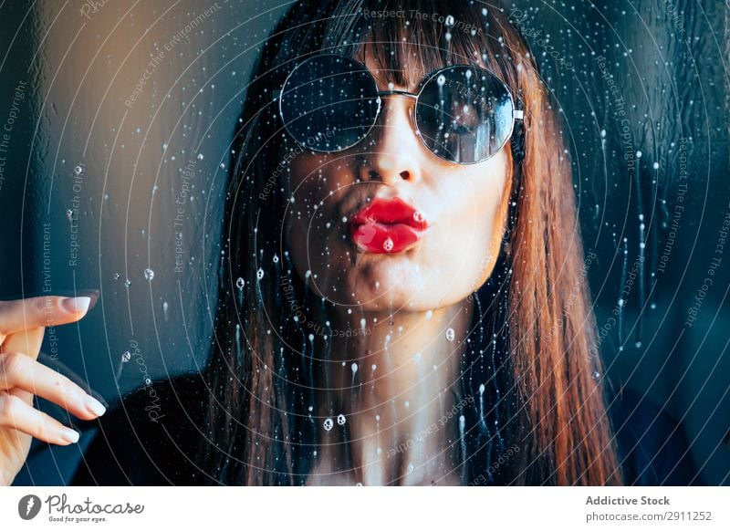 Stilvolle Frau küssend Glas Küssen rot Lippenstift genießen Leidenschaft Erwachsene Erotik Sonnenbrille Schirme Accessoire Schminke Sauberkeit durchsichtig