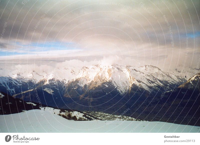 Der Berg ruft_3 Bergkette Schweiz Winter kalt Wolken gestaltbar Berge u. Gebirge Alpen Schnee Aussicht hoch Blauer Himmel klare Sicht