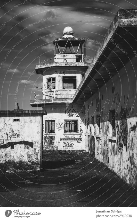 alter Turm im Hafen Leuchtturm Bauwerk Gebäude Architektur Fassade Zerstörung Edinburgh Großbritannien Schottland lost places Fenster Graffiti Schwarzweißfoto