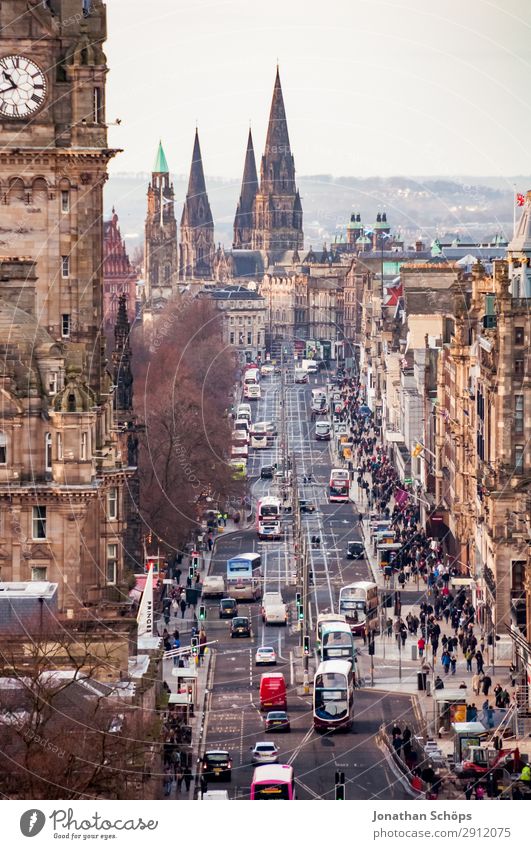 Blick auf Princes Street in Edinburgh Haus Mensch Menschenmenge Stadt Hauptstadt Stadtzentrum Altstadt Fußgängerzone Skyline bevölkert überbevölkert Kirche Turm