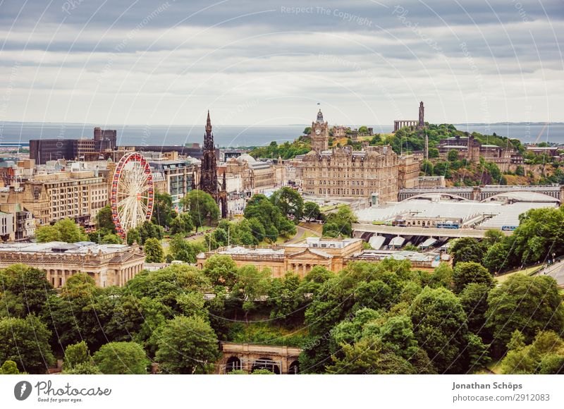 Blick auf Edinburgh Scott Monument, Balmoral Tourismus Stadt Stadtzentrum Altstadt bevölkert Gebäude Dach Sehenswürdigkeit Wahrzeichen ästhetisch Großbritannien